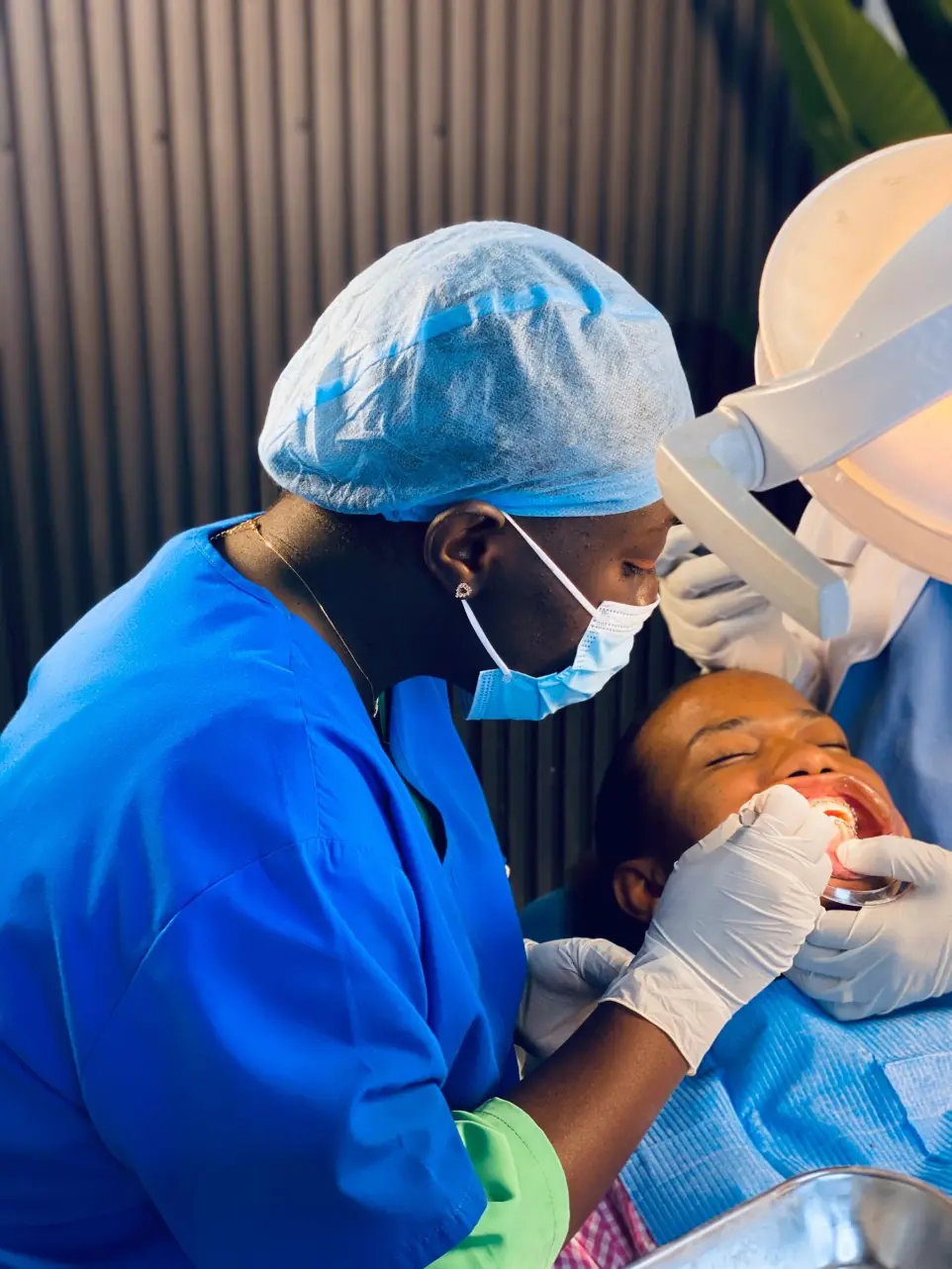 dentiste en consultation au cabinet dentaire du golf cdg