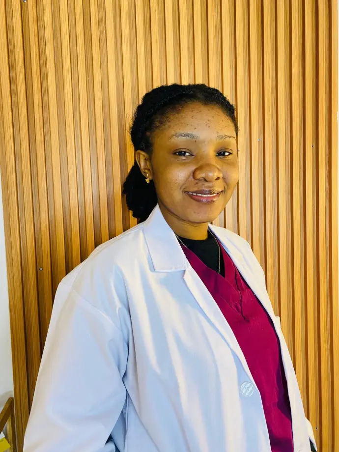 Furah patricia medecin dentiste au cabinet dentaire du golf cdg rdc