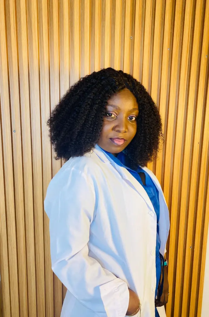 Grace milondo medecin dentiste au cabinet dentaire du golf cdg en RDC